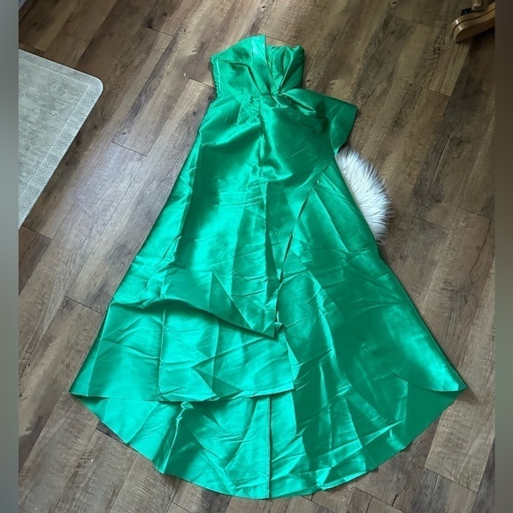 ELLIATT Protea Gown In Emerald Green - Picture 2 of 6